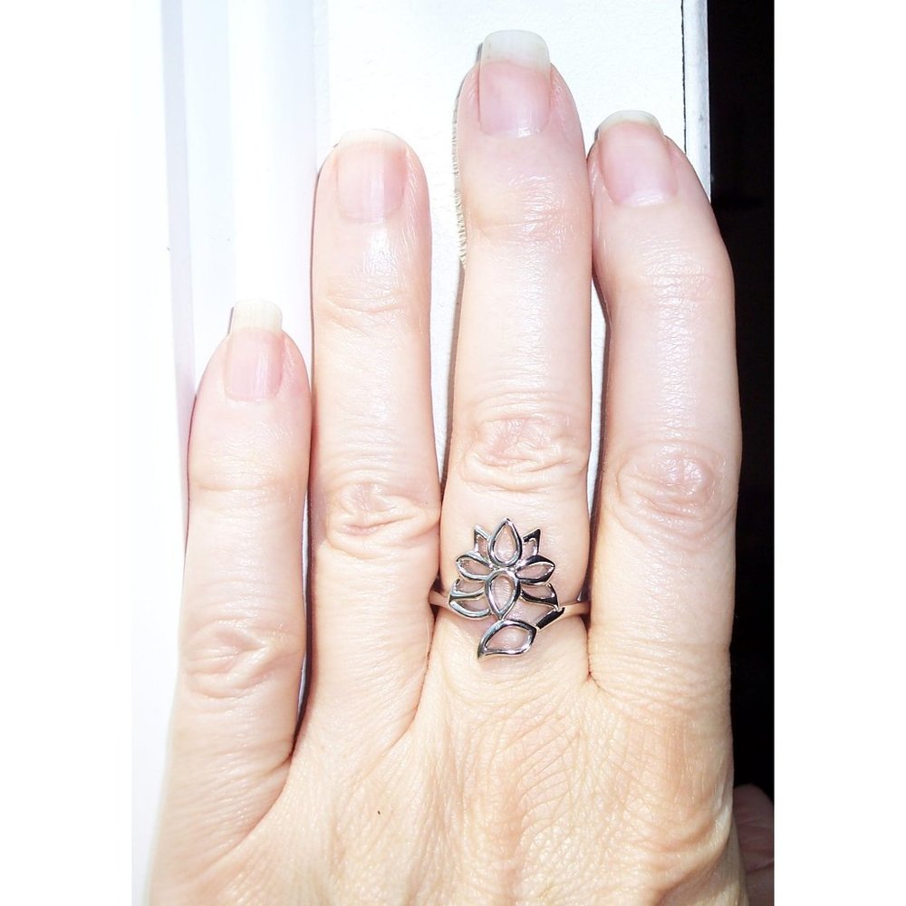 925 STERLING SILVER Large Lotus Flower Ring - Picture 2 of 16